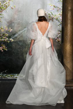 New York, Ny - 11 Nisan: New York Moda Haftası'nda Phuong My Spring 2020 moda koleksiyonu sırasında bir model podyumda yürüyor: Gelinlik Nisan'da 11, 2019 Nyc.