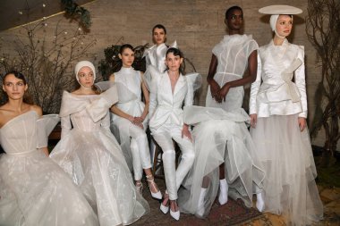 New York, Ny - 11 Nisan: New York Moda Haftası'nda Phuong My Spring 2020 moda koleksiyonu sırasında poz modelleri: Gelinlik Nisan'da 11, 2019 Nyc.