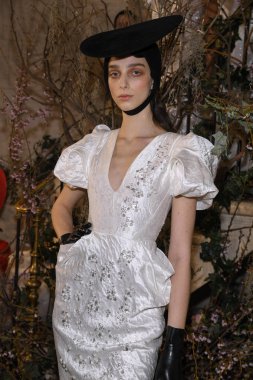 New York, Ny - 11 Nisan: New York Moda Haftası'nda Phuong My Spring 2020 moda koleksiyonu sırasında poz veren bir model: Gelinlik Nisan'da 11, 2019 Nyc.