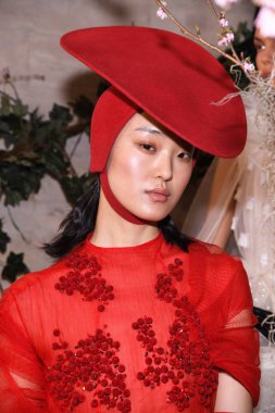 New York, Ny - 11 Nisan: New York Moda Haftası'nda Phuong My Spring 2020 moda koleksiyonu sırasında poz veren bir model: Gelinlik Nisan'da 11, 2019 Nyc.