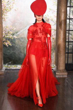 New York, Ny - 11 Nisan: New York Moda Haftası'nda Phuong My Spring 2020 moda koleksiyonu sırasında bir model podyumda yürüyor: Gelinlik Nisan'da 11, 2019 Nyc.