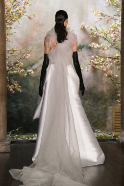 New York, Ny - 11 Nisan: New York Moda Haftası'nda Phuong My Spring 2020 moda koleksiyonu sırasında bir model podyumda yürüyor: Gelinlik Nisan'da 11, 2019 Nyc.