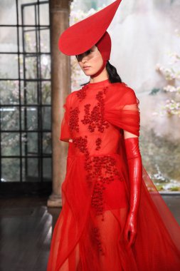 New York, Ny - 11 Nisan: New York Moda Haftası'nda Phuong My Spring 2020 moda koleksiyonu sırasında bir model podyumda yürüyor: Gelinlik Nisan'da 11, 2019 Nyc.