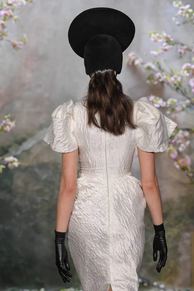 New York Aprile Una Modella Percorre Passerella Durante Collezione Moda — Foto Stock