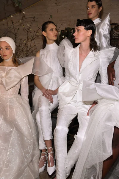 ニューヨーク ニューヨーク 4月11日 ニューヨークファッションウィークでフオンマイスプリング2020ファッションコレクション中にポーズをとるモデル 2019年4月11日 ニューヨークでブライダル — ストック写真