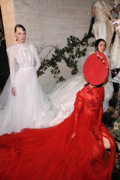 4月11日 模特在纽约时装周的Phuong Spring 2020时装系列中摆姿势 2019年4月11日在纽约举行婚礼 — 图库照片