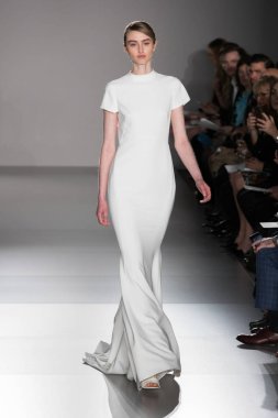 New York, Ny - 12 Nisan: New York Moda Haftası'nda Amsale Gelin Baharı 2020 moda koleksiyonu sırasında podyumda yürüyen bir model: 12 Nisan 2019'da Nyc'de gelinlik.