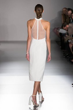 New York, Ny - 12 Nisan: New York Moda Haftası'nda Amsale Gelin Baharı 2020 moda koleksiyonu sırasında podyumda yürüyen bir model: 12 Nisan 2019'da Nyc'de gelinlik.