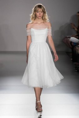 New York, Ny - 12 Nisan: New York Moda Haftası'nda Amsale Gelin Baharı 2020 moda koleksiyonu sırasında podyumda yürüyen bir model: 12 Nisan 2019'da Nyc'de gelinlik.