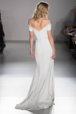 New York, Ny - 12 Nisan: New York Moda Haftası'nda Amsale Gelin Baharı 2020 moda koleksiyonu sırasında podyumda yürüyen bir model: 12 Nisan 2019'da Nyc'de gelinlik.