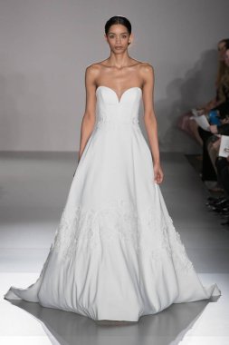 New York, Ny - 12 Nisan: New York Moda Haftası'nda Amsale Gelin Baharı 2020 moda koleksiyonu sırasında podyumda yürüyen bir model: 12 Nisan 2019'da Nyc'de gelinlik.