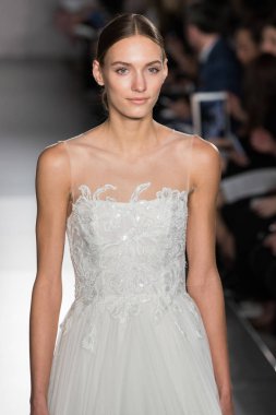 New York, Ny - 12 Nisan: New York Moda Haftası'nda Amsale Gelin Baharı 2020 moda koleksiyonu sırasında podyumda yürüyen bir model: 12 Nisan 2019'da Nyc'de gelinlik.