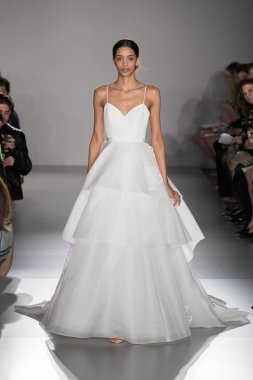 New York, Ny - 12 Nisan: New York Moda Haftası'nda Amsale Gelin Baharı 2020 moda koleksiyonu sırasında podyumda yürüyen bir model: 12 Nisan 2019'da Nyc'de gelinlik.