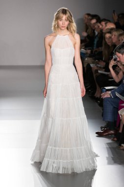 New York, Ny - 12 Nisan: New York Moda Haftası'nda Amsale Gelin Baharı 2020 moda koleksiyonu sırasında podyumda yürüyen bir model: 12 Nisan 2019'da Nyc'de gelinlik.