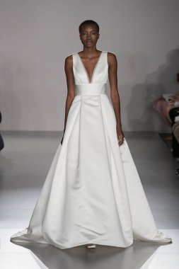 New York, Ny - 12 Nisan: New York Moda Haftası'nda Amsale Gelin Baharı 2020 moda koleksiyonu sırasında podyumda yürüyen bir model: 12 Nisan 2019'da Nyc'de gelinlik.