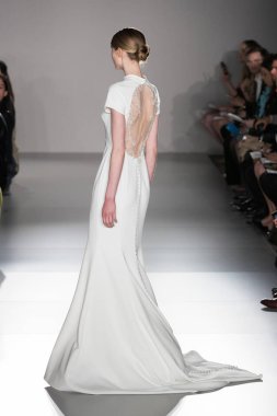 New York, Ny - 12 Nisan: New York Moda Haftası'nda Amsale Gelin Baharı 2020 moda koleksiyonu sırasında podyumda yürüyen bir model: 12 Nisan 2019'da Nyc'de gelinlik.