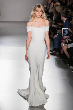 New York, Ny - 12 Nisan: New York Moda Haftası'nda Amsale Gelin Baharı 2020 moda koleksiyonu sırasında podyumda yürüyen bir model: 12 Nisan 2019'da Nyc'de gelinlik.