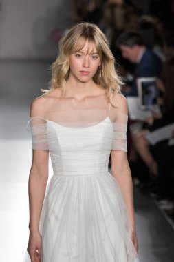 New York, Ny - 12 Nisan: New York Moda Haftası'nda Amsale Gelin Baharı 2020 moda koleksiyonu sırasında podyumda yürüyen bir model: 12 Nisan 2019'da Nyc'de gelinlik.