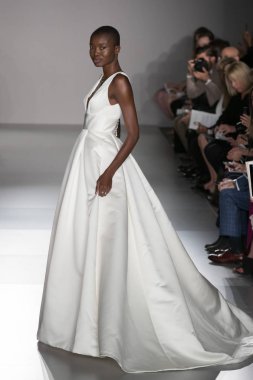 New York, Ny - 12 Nisan: New York Moda Haftası'nda Amsale Gelin Baharı 2020 moda koleksiyonu sırasında podyumda yürüyen bir model: 12 Nisan 2019'da Nyc'de gelinlik.