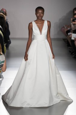 New York, Ny - 12 Nisan: New York Moda Haftası'nda Amsale Gelin Baharı 2020 moda koleksiyonu sırasında podyumda yürüyen bir model: 12 Nisan 2019'da Nyc'de gelinlik.