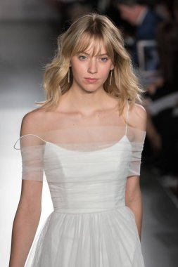 New York, Ny - 12 Nisan: New York Moda Haftası'nda Amsale Gelin Baharı 2020 moda koleksiyonu sırasında podyumda yürüyen bir model: 12 Nisan 2019'da Nyc'de gelinlik.