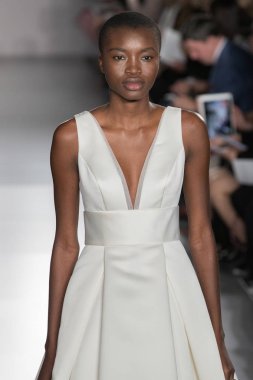 New York, Ny - 12 Nisan: New York Moda Haftası'nda Amsale Gelin Baharı 2020 moda koleksiyonu sırasında podyumda yürüyen bir model: 12 Nisan 2019'da Nyc'de gelinlik.