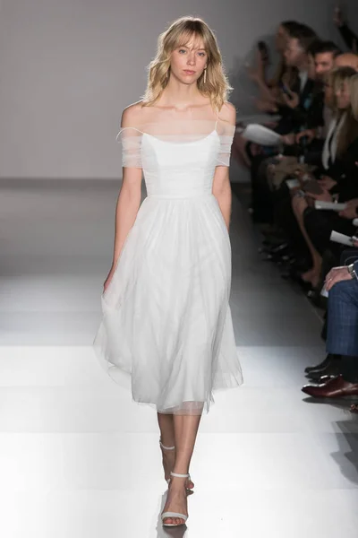 New York April Model Walks Runway Amsale Bridal Spring 2020 — Stock Photo, Image