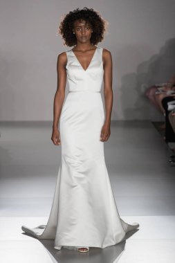 New York, Ny - 12 Nisan: New York Moda Haftası'nda Amsale Gelin Baharı 2020 moda koleksiyonu sırasında podyumda yürüyen bir model: 12 Nisan 2019'da Nyc'de gelinlik.