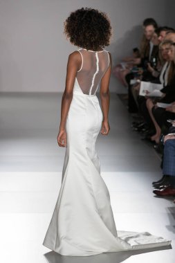 New York, Ny - 12 Nisan: New York Moda Haftası'nda Amsale Gelin Baharı 2020 moda koleksiyonu sırasında podyumda yürüyen bir model: 12 Nisan 2019'da Nyc'de gelinlik.