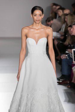 New York, Ny - 12 Nisan: New York Moda Haftası'nda Amsale Gelin Baharı 2020 moda koleksiyonu sırasında podyumda yürüyen bir model: 12 Nisan 2019'da Nyc'de gelinlik.