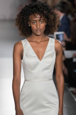 New York, Ny - 12 Nisan: New York Moda Haftası'nda Amsale Gelin Baharı 2020 moda koleksiyonu sırasında podyumda yürüyen bir model: 12 Nisan 2019'da Nyc'de gelinlik.