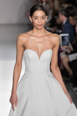 New York, Ny - 12 Nisan: New York Moda Haftası'nda Amsale Gelin Baharı 2020 moda koleksiyonu sırasında podyumda yürüyen bir model: 12 Nisan 2019'da Nyc'de gelinlik.