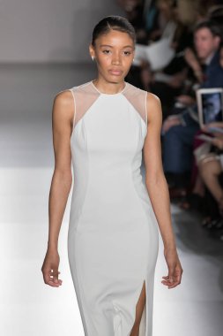 New York, Ny - 12 Nisan: New York Moda Haftası'nda Amsale Gelin Baharı 2020 moda koleksiyonu sırasında podyumda yürüyen bir model: 12 Nisan 2019'da Nyc'de gelinlik.