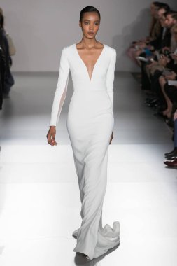 New York, Ny - 12 Nisan: New York Moda Haftası'nda Amsale Gelin Baharı 2020 moda koleksiyonu sırasında podyumda yürüyen bir model: 12 Nisan 2019'da Nyc'de gelinlik.