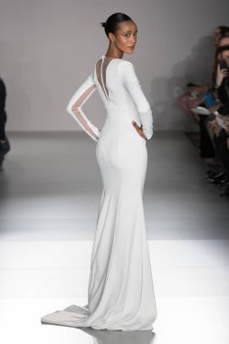 New York, Ny - 12 Nisan: New York Moda Haftası'nda Amsale Gelin Baharı 2020 moda koleksiyonu sırasında podyumda yürüyen bir model: 12 Nisan 2019'da Nyc'de gelinlik.