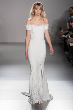 New York, Ny - 12 Nisan: New York Moda Haftası'nda Amsale Gelin Baharı 2020 moda koleksiyonu sırasında podyumda yürüyen bir model: 12 Nisan 2019'da Nyc'de gelinlik.