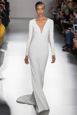 New York, Ny - 12 Nisan: New York Moda Haftası'nda Amsale Gelin Baharı 2020 moda koleksiyonu sırasında podyumda yürüyen bir model: 12 Nisan 2019'da Nyc'de gelinlik.