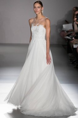 New York, Ny - 12 Nisan: New York Moda Haftası'nda Amsale Gelin Baharı 2020 moda koleksiyonu sırasında podyumda yürüyen bir model: 12 Nisan 2019'da Nyc'de gelinlik.