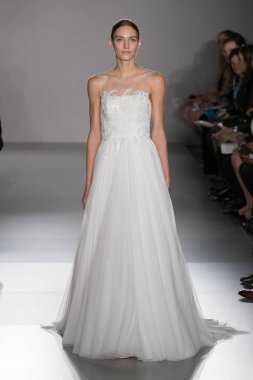 New York, Ny - 12 Nisan: New York Moda Haftası'nda Amsale Gelin Baharı 2020 moda koleksiyonu sırasında podyumda yürüyen bir model: 12 Nisan 2019'da Nyc'de gelinlik.