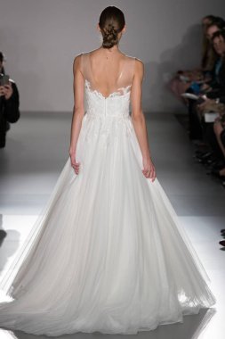 New York, Ny - 12 Nisan: New York Moda Haftası'nda Amsale Gelin Baharı 2020 moda koleksiyonu sırasında podyumda yürüyen bir model: 12 Nisan 2019'da Nyc'de gelinlik.