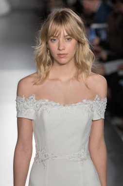 New York, Ny - 12 Nisan: New York Moda Haftası'nda Amsale Gelin Baharı 2020 moda koleksiyonu sırasında podyumda yürüyen bir model: 12 Nisan 2019'da Nyc'de gelinlik.