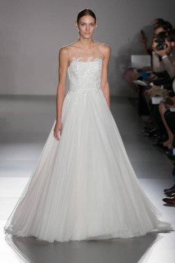 New York, Ny - 12 Nisan: New York Moda Haftası'nda Amsale Gelin Baharı 2020 moda koleksiyonu sırasında podyumda yürüyen bir model: 12 Nisan 2019'da Nyc'de gelinlik.