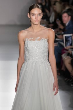 New York, Ny - 12 Nisan: New York Moda Haftası'nda Amsale Gelin Baharı 2020 moda koleksiyonu sırasında podyumda yürüyen bir model: 12 Nisan 2019'da Nyc'de gelinlik.