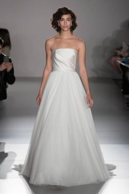 New York, Ny - 12 Nisan: New York Moda Haftası'nda Amsale Gelin Baharı 2020 moda koleksiyonu sırasında podyumda yürüyen bir model: 12 Nisan 2019'da Nyc'de gelinlik.