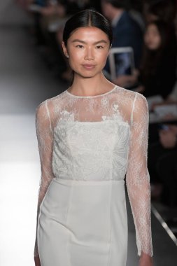 New York, Ny - 12 Nisan: New York Moda Haftası'nda Amsale Gelin Baharı 2020 moda koleksiyonu sırasında podyumda yürüyen bir model: 12 Nisan 2019'da Nyc'de gelinlik.