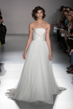 New York, Ny - 12 Nisan: New York Moda Haftası'nda Amsale Gelin Baharı 2020 moda koleksiyonu sırasında podyumda yürüyen bir model: 12 Nisan 2019'da Nyc'de gelinlik.