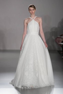 New York, Ny - 12 Nisan: New York Moda Haftası'nda Amsale Gelin Baharı 2020 moda koleksiyonu sırasında podyumda yürüyen bir model: 12 Nisan 2019'da Nyc'de gelinlik.