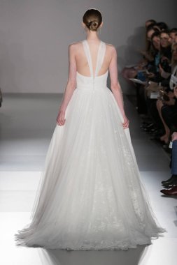 New York, Ny - 12 Nisan: New York Moda Haftası'nda Amsale Gelin Baharı 2020 moda koleksiyonu sırasında podyumda yürüyen bir model: 12 Nisan 2019'da Nyc'de gelinlik.