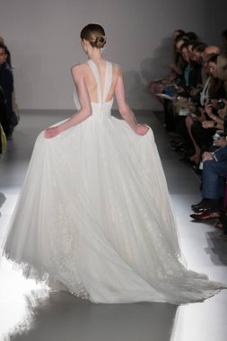 New York, Ny - 12 Nisan: New York Moda Haftası'nda Amsale Gelin Baharı 2020 moda koleksiyonu sırasında podyumda yürüyen bir model: 12 Nisan 2019'da Nyc'de gelinlik.