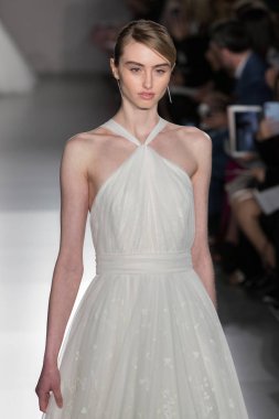 New York, Ny - 12 Nisan: New York Moda Haftası'nda Amsale Gelin Baharı 2020 moda koleksiyonu sırasında podyumda yürüyen bir model: 12 Nisan 2019'da Nyc'de gelinlik.